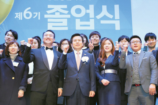 황교안 대통령 권한대행 국무총리(앞줄 왼쪽 세번째)가 20일 경기도 안산시 청년창업사관학교에서 열린 제6기 졸업식에서 졸업생들과 기념촬영을 하고 있다.  연합뉴스